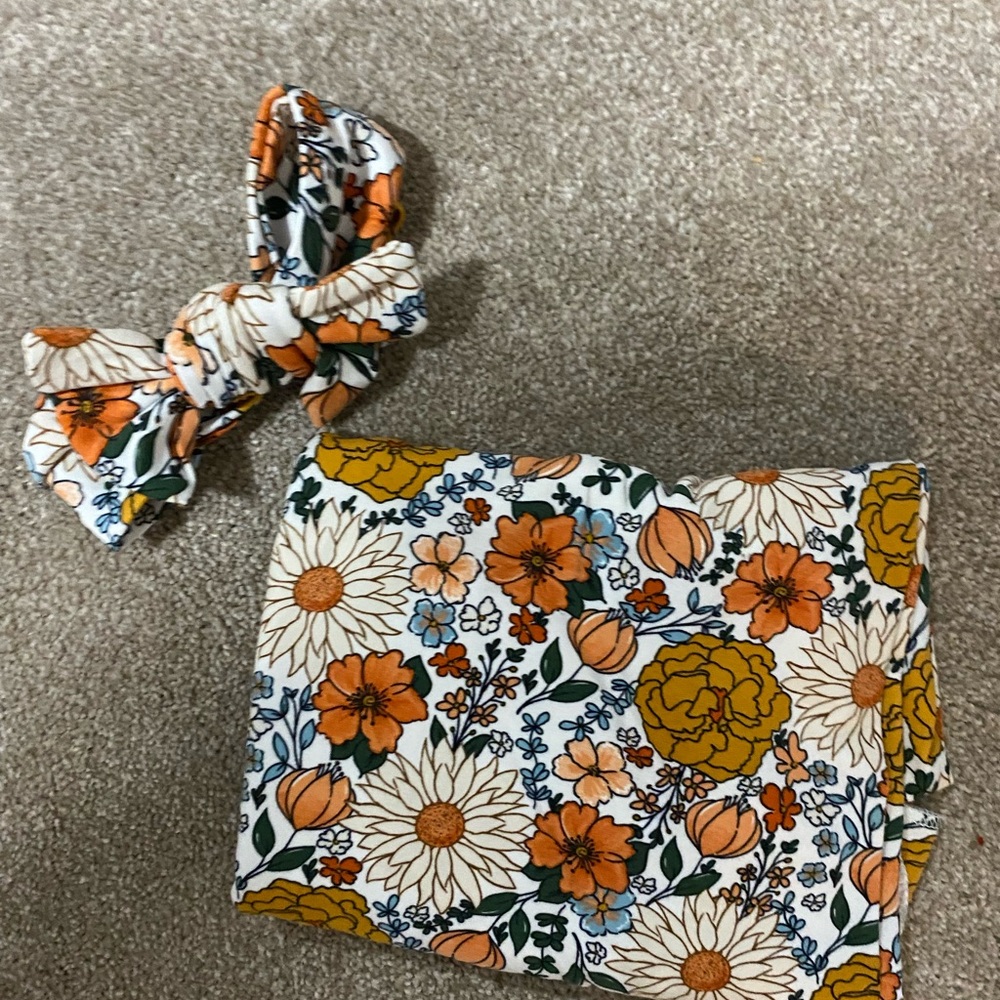 Swaddle and Bow - like new - floral